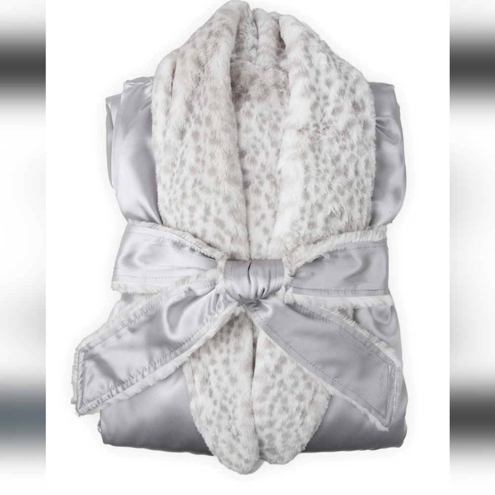 Giraffe at home Luxe Satin Snow Leopard Robe